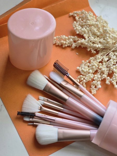 فراشي مكياج علبه