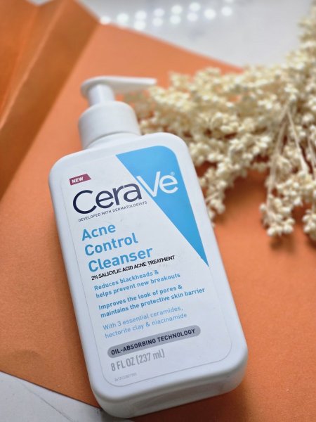 غسول سيرافي (CeraVe) للتحكم في حب الشباب والبثور