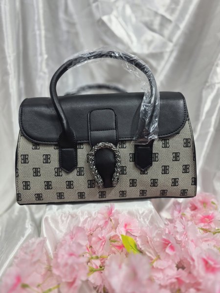 شنطة فخم وأنيقه لون اسود EE