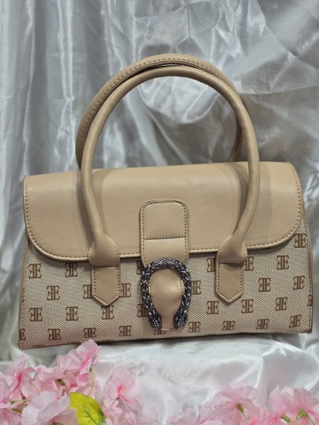 شنطة فخم وأنيقه لون بيج EE