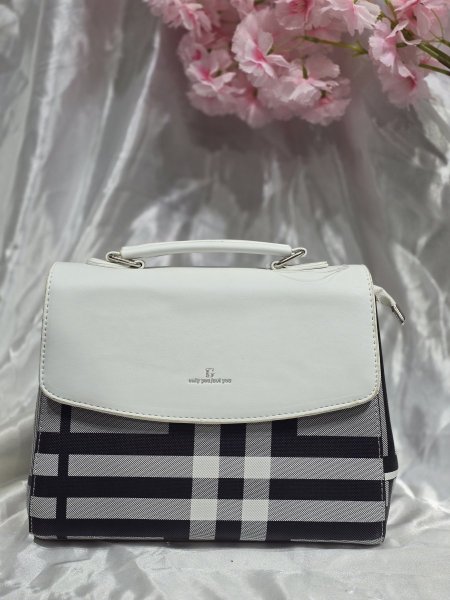 شنطه فخم وأنيقه كروهات لون ابيض