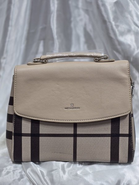 شنطه فخم وأنيقه كروهات لون بيج