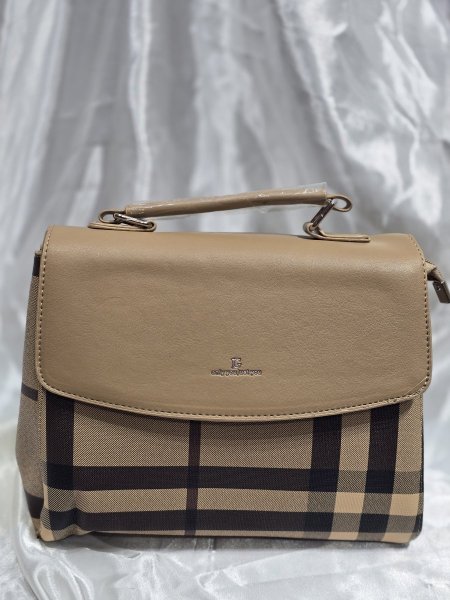 شنطه فخم وأنيقه كروهات لون بيج غامق