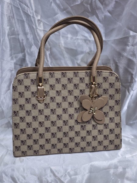 شنطة مع تعليقة وردة لون بيج