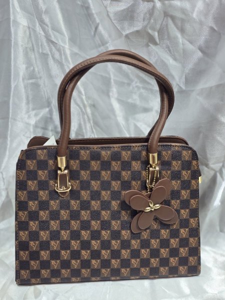 شنطة مع تعليقة وردة لون قرميدي